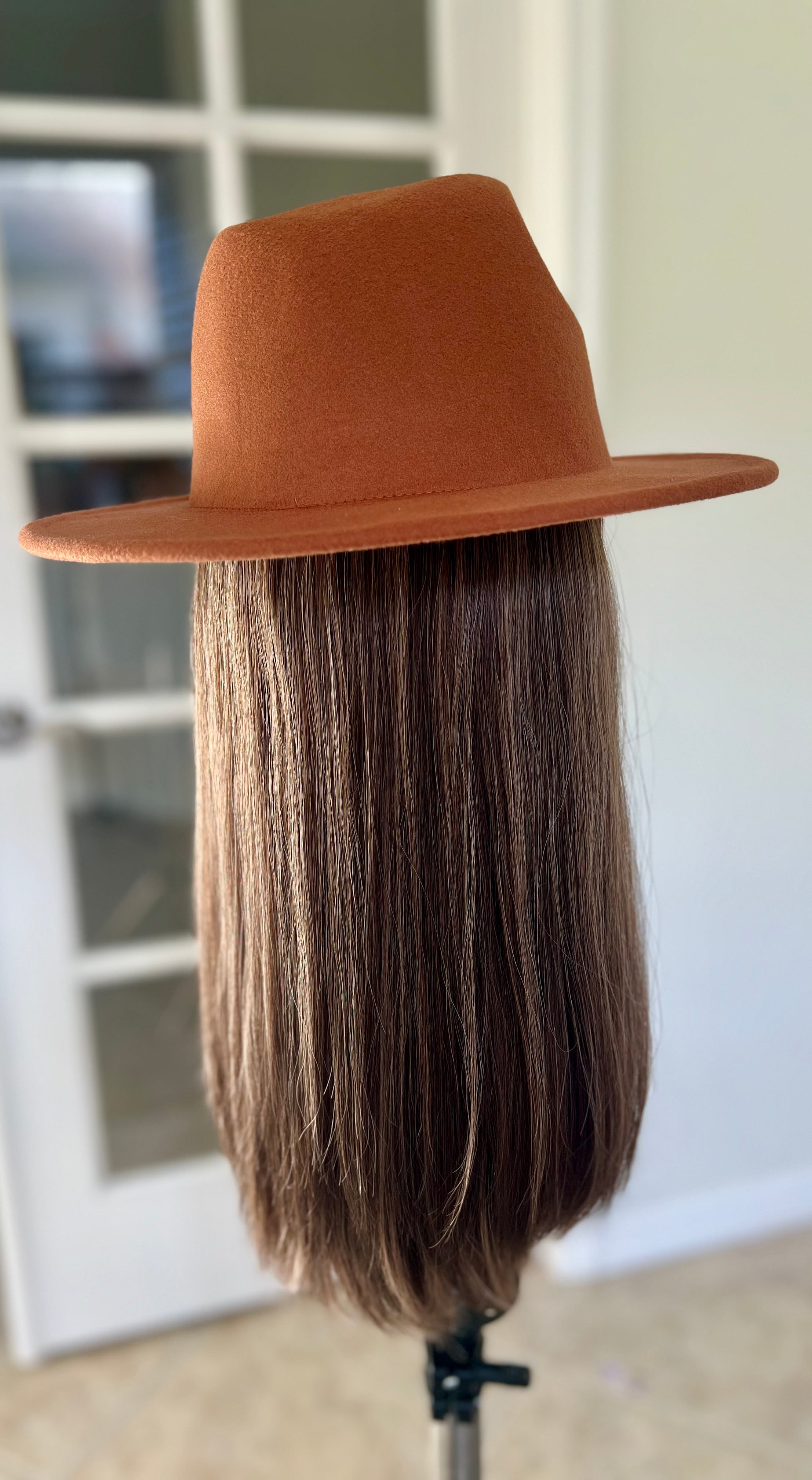 "Jennifer" Hat Wig (M)