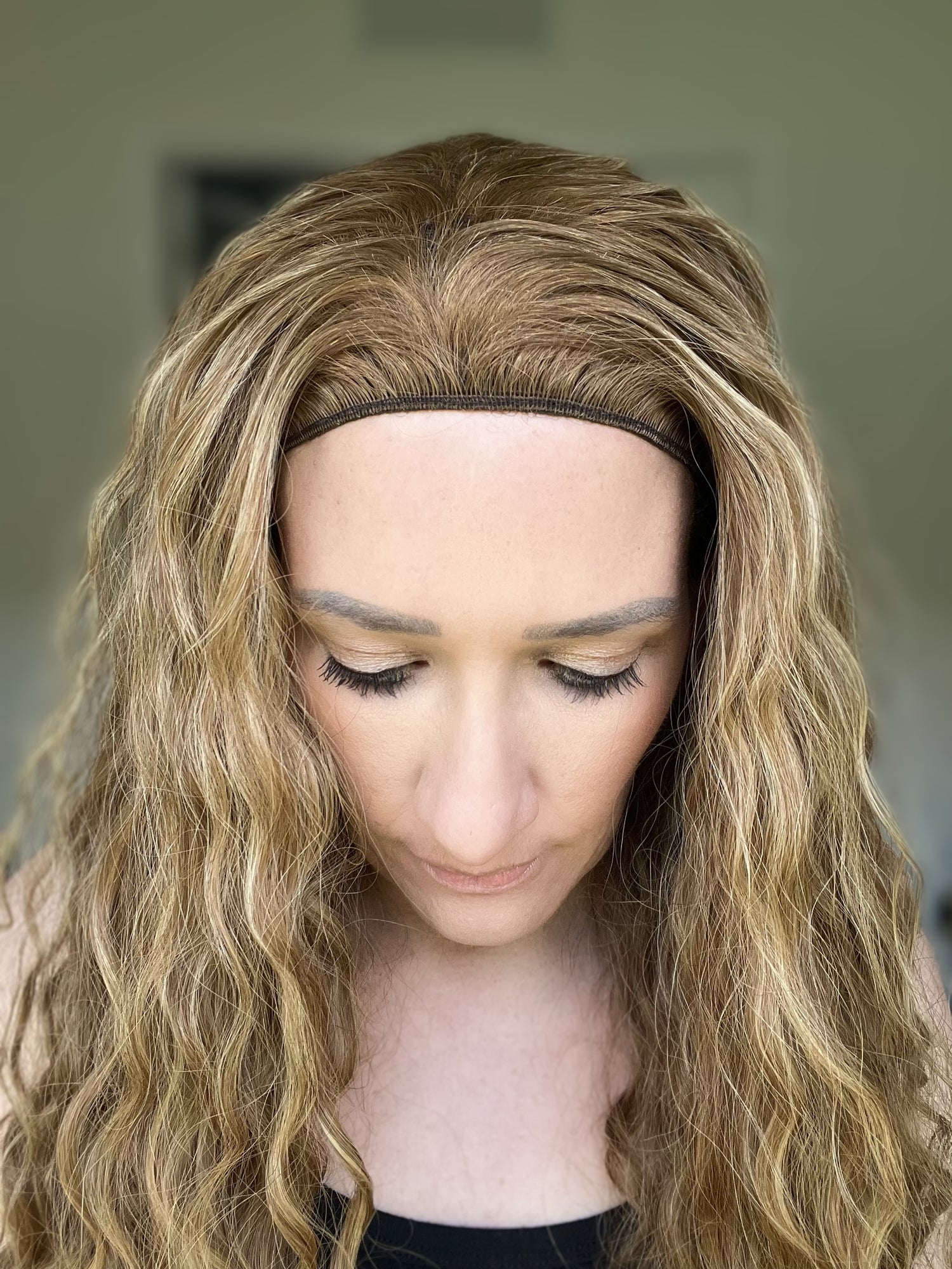 &quot;Jenna&quot; Curly Bandfall Wig (M)